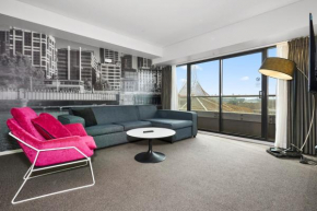 Southbank Retreat with Car Park Gym Pool Hot Tub